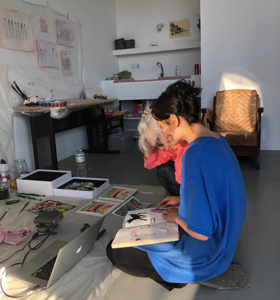 Photo de deux personnes travaillant dans un atelier de la résidence